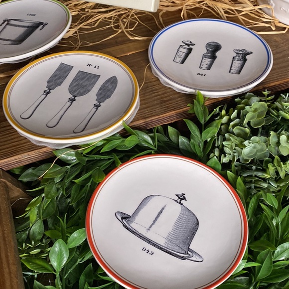Williams Sonoma Adorable Antique Illustration Cocktail Plates - Set of Four - Picture 4 of 17